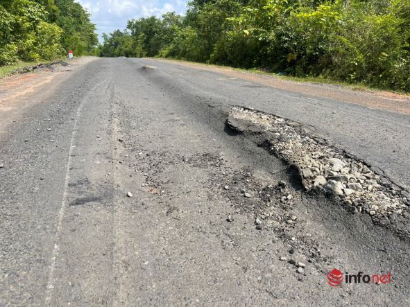 Blocking the 'plot' to patch asphalt roads with clay on the national highway through 2 provinces of Dak Nong - Dak Lak