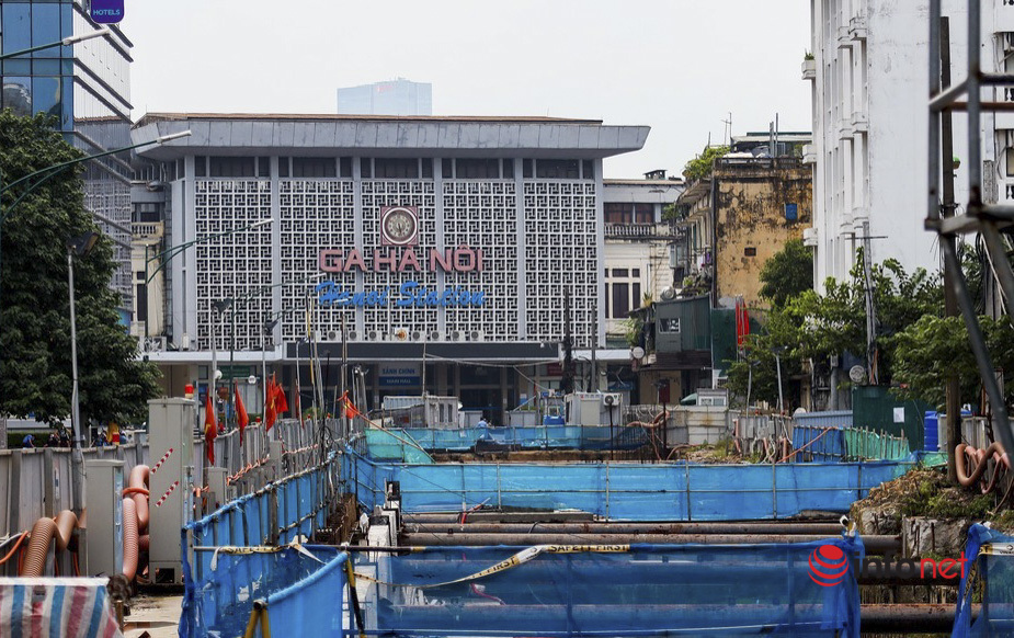 The project of 'super crawling' metro Nhon - Hanoi station after 12 years, the construction site is still sprawling, many sections are absent of workers