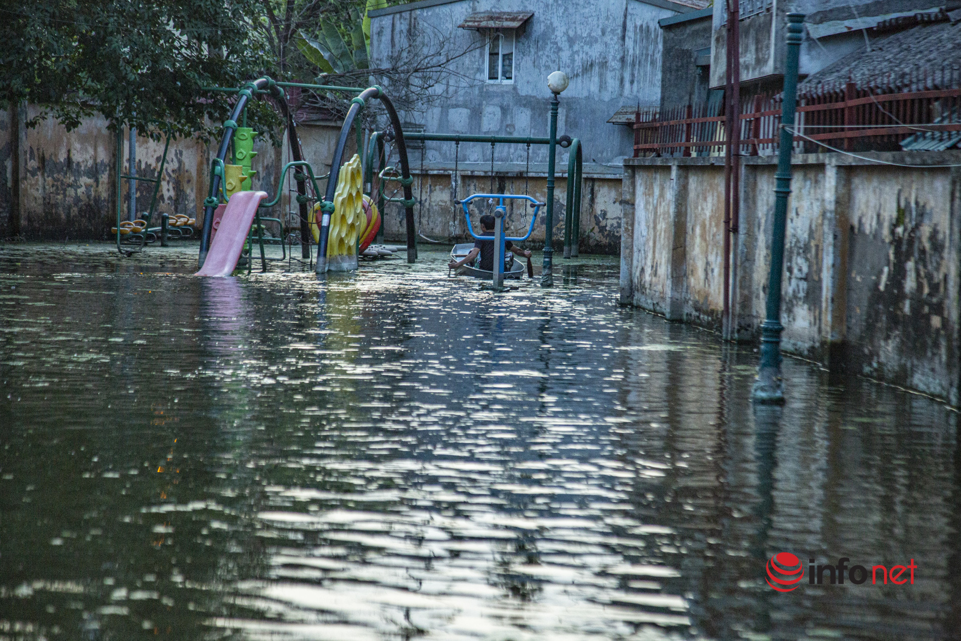 Hàng trăm hộ dân sống giữa Thủ đô vẫn bị ngập lụt, phải bắc 'cầu khỉ', sắm thuyền để đi giống ở miền Tây sông nước