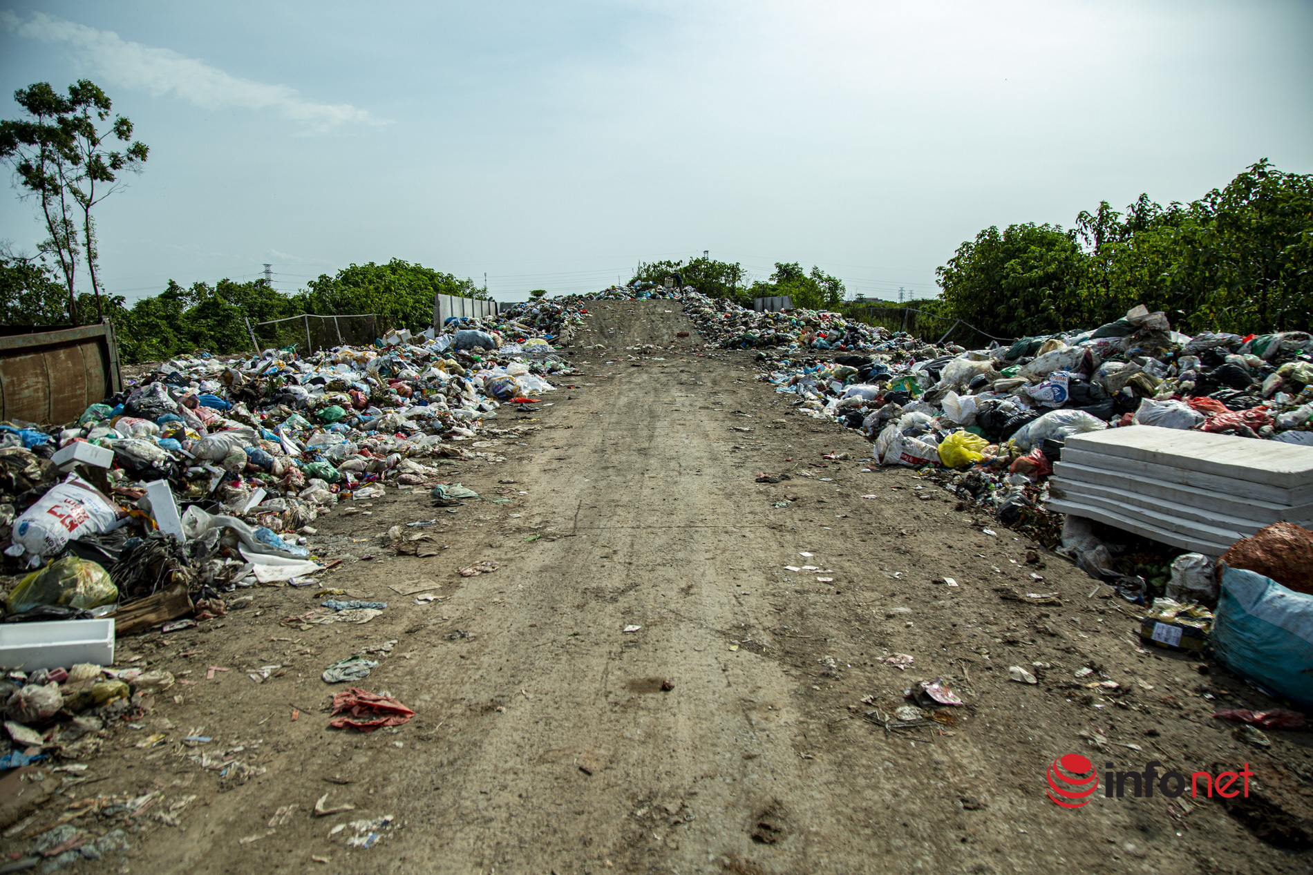 Sau phản ánh của Infonet, “núi” rác thải tại điểm trung chuyển ở Hà Nội đã được dọn dẹp