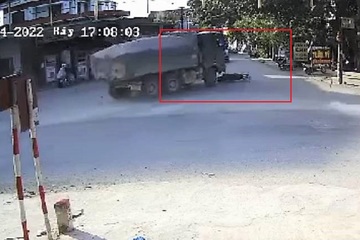 Camera ghi lại hình ảnh người phụ nữ chết thảm dưới bánh xe tải ở Nghệ An
