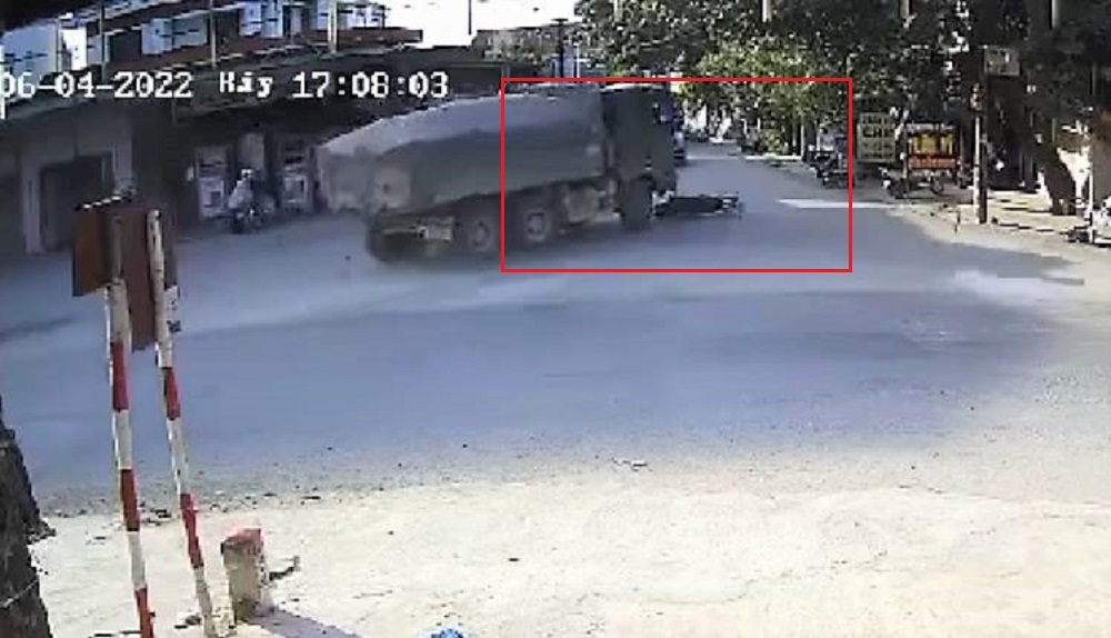 Camera ghi lại hình ảnh người phụ nữ chết thảm dưới bánh xe tải ở Nghệ An