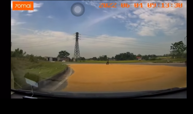 Controversy over the act of a car driver intentionally pressing on people's paddy fields to dry on the road