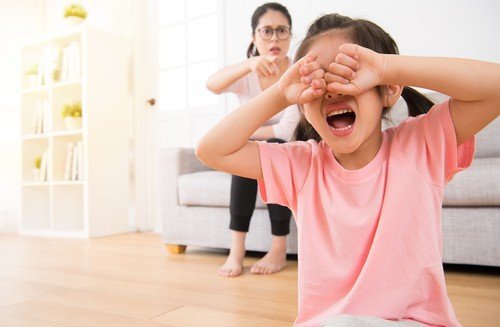 Bố mẹ cần làm gì khi con trẻ stress, ngồi cả tiếng không học được gì?