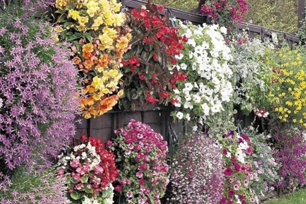 12 Inspiring DIY Flower Walls