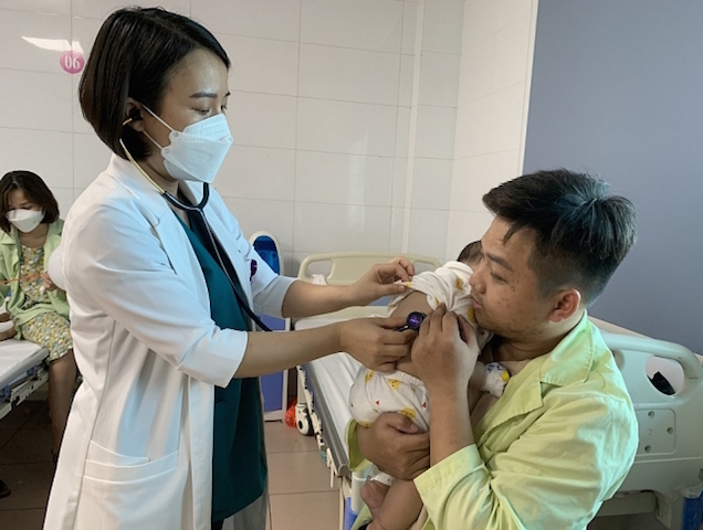 An increase in children with respiratory diseases being hospitalized, doctors point out the mistake of reducing fever for children, many mothers make