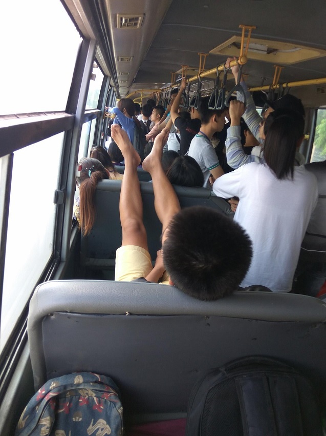 Tranh cãi gay gắt về clip người phụ nữ gác chân lên tay vịn xe bus