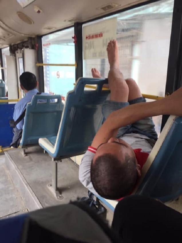 Tranh cãi gay gắt về clip người phụ nữ gác chân lên tay vịn xe bus