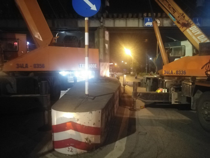 Hai Duong: Truck carrying excavator and underpass, badly damaged railway, 150 passengers had to take a car to Hanoi