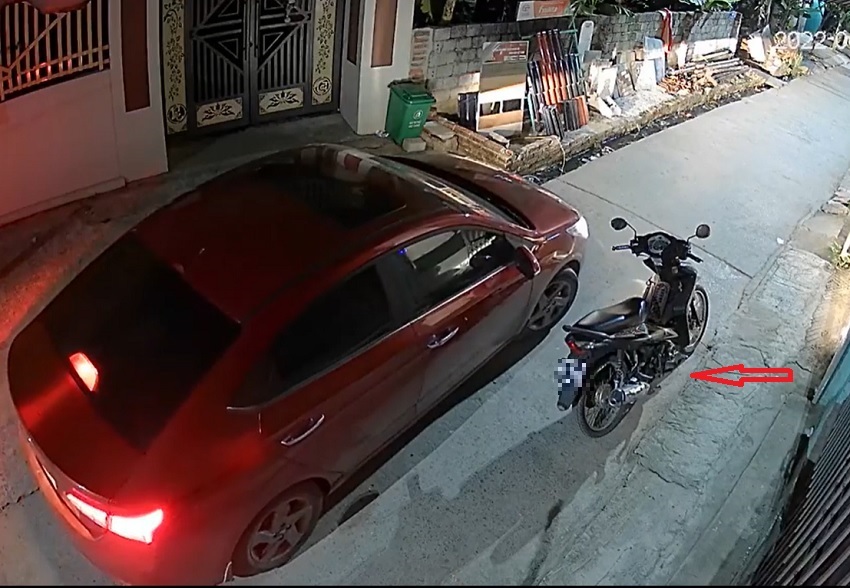 An ungainly motorbike parked on the road meets a grumpy car driver: Here is the 49 man who meets the 50 man!
