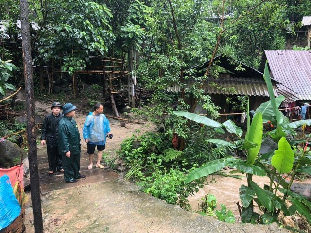 Emergency evacuation of dozens of households due to landslides in Muong Lat border district