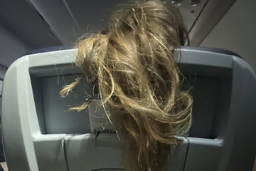 Mái tóc dài của hành khách trên chuyến bay ‘bỗng’ trở thành chủ đề gây tranh cãi