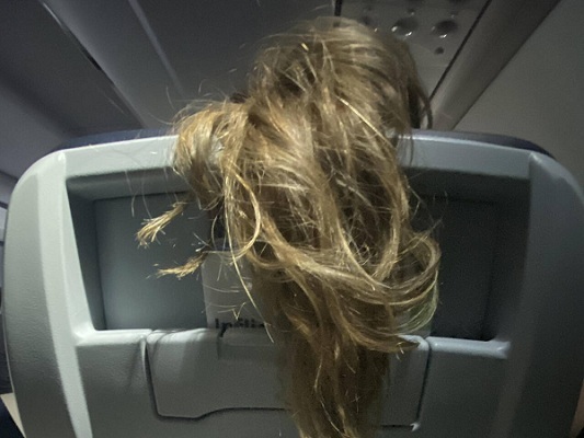 Mái tóc dài của hành khách trên chuyến bay ‘bỗng’ trở thành chủ đề gây tranh cãi