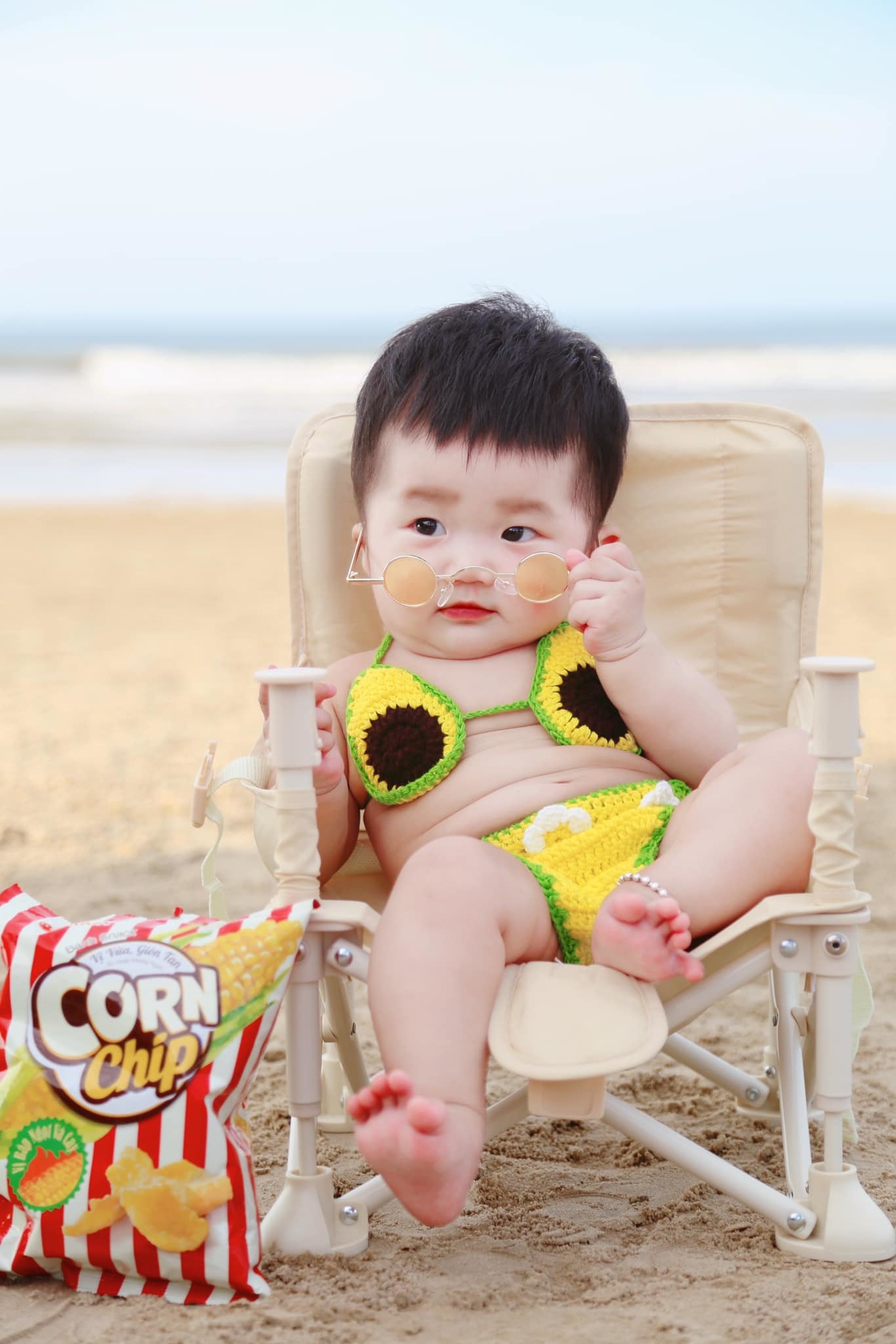 Sitting on the beach, the girl caused a 'storm' on the internet with a series of 'fainting' expressions