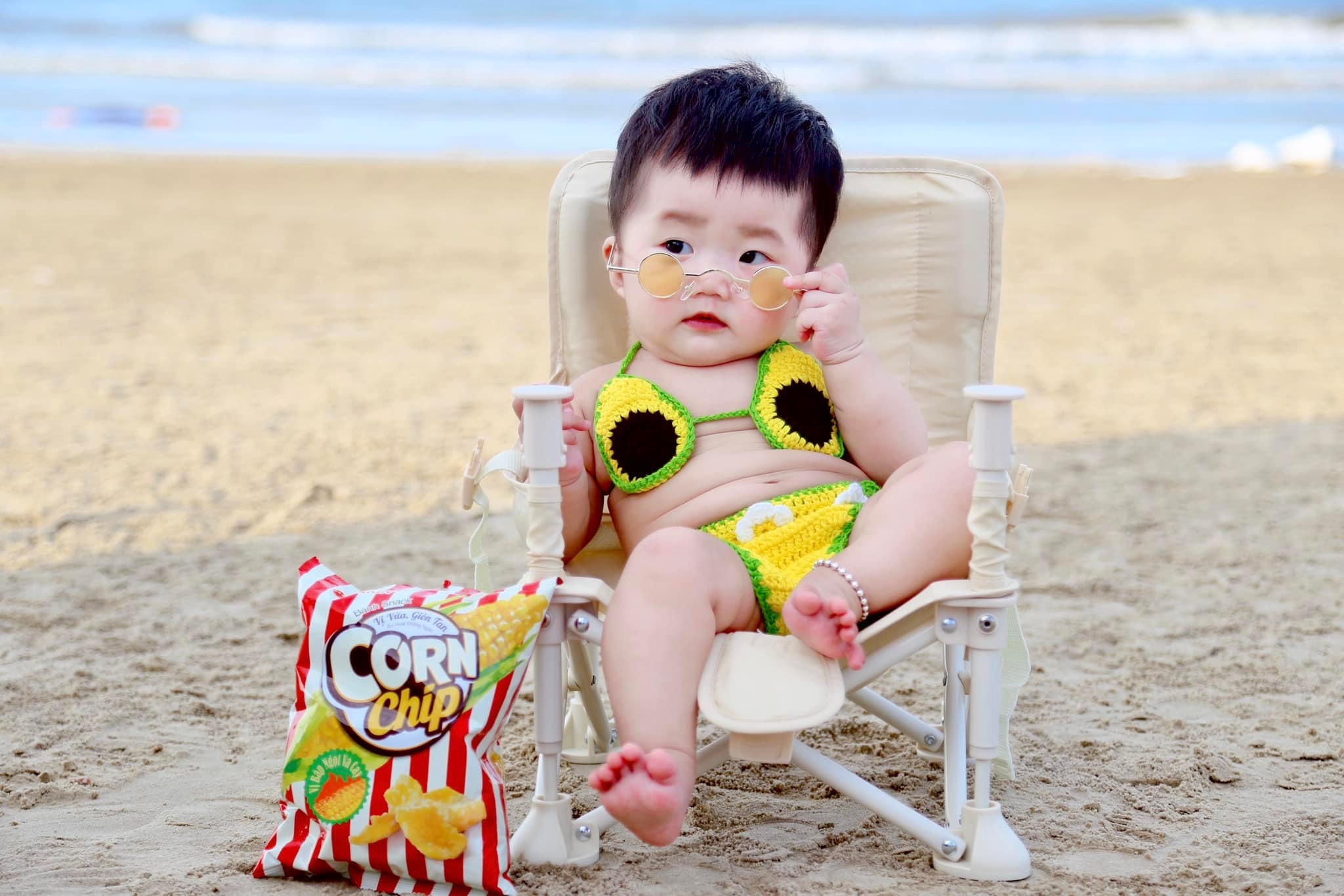 Sitting on the beach, the girl caused a 'storm' on the internet with a series of 'fainting' expressions