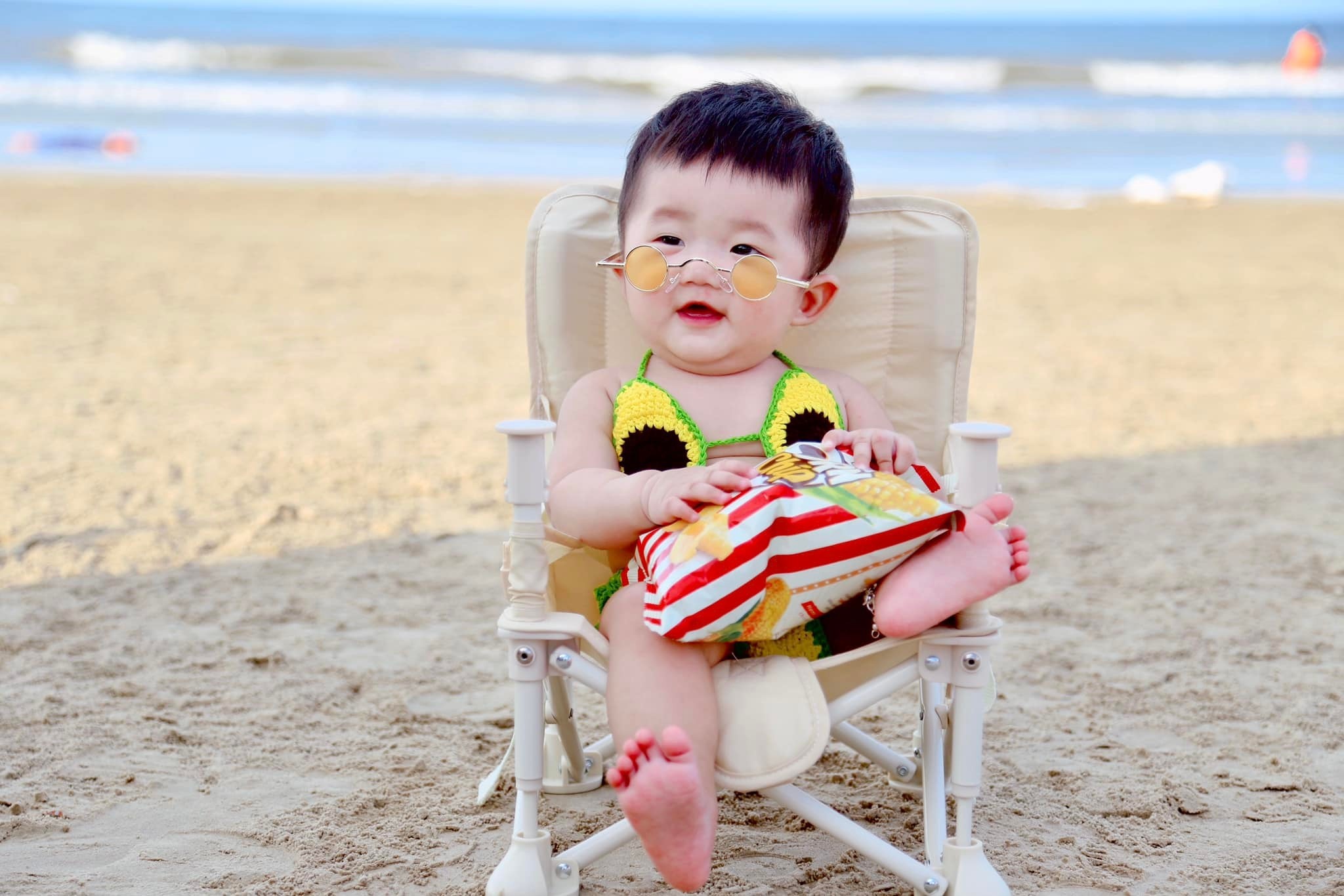 Sitting on the beach, the girl caused a 'storm' on the internet with a series of 'fainting' expressions