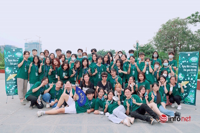 Học sinh Hà Nội nhặt rác, trồng cây tặng công viên hưởng ứng Ngày Môi trường thế giới