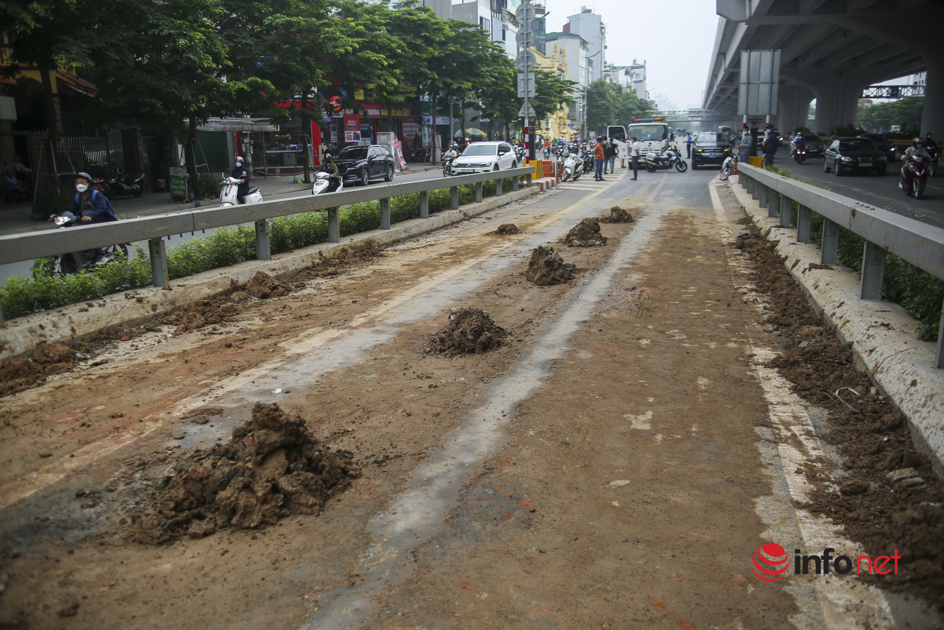 Hanoi: Scattered soil and stones flooded the way to the ring road 3 on high