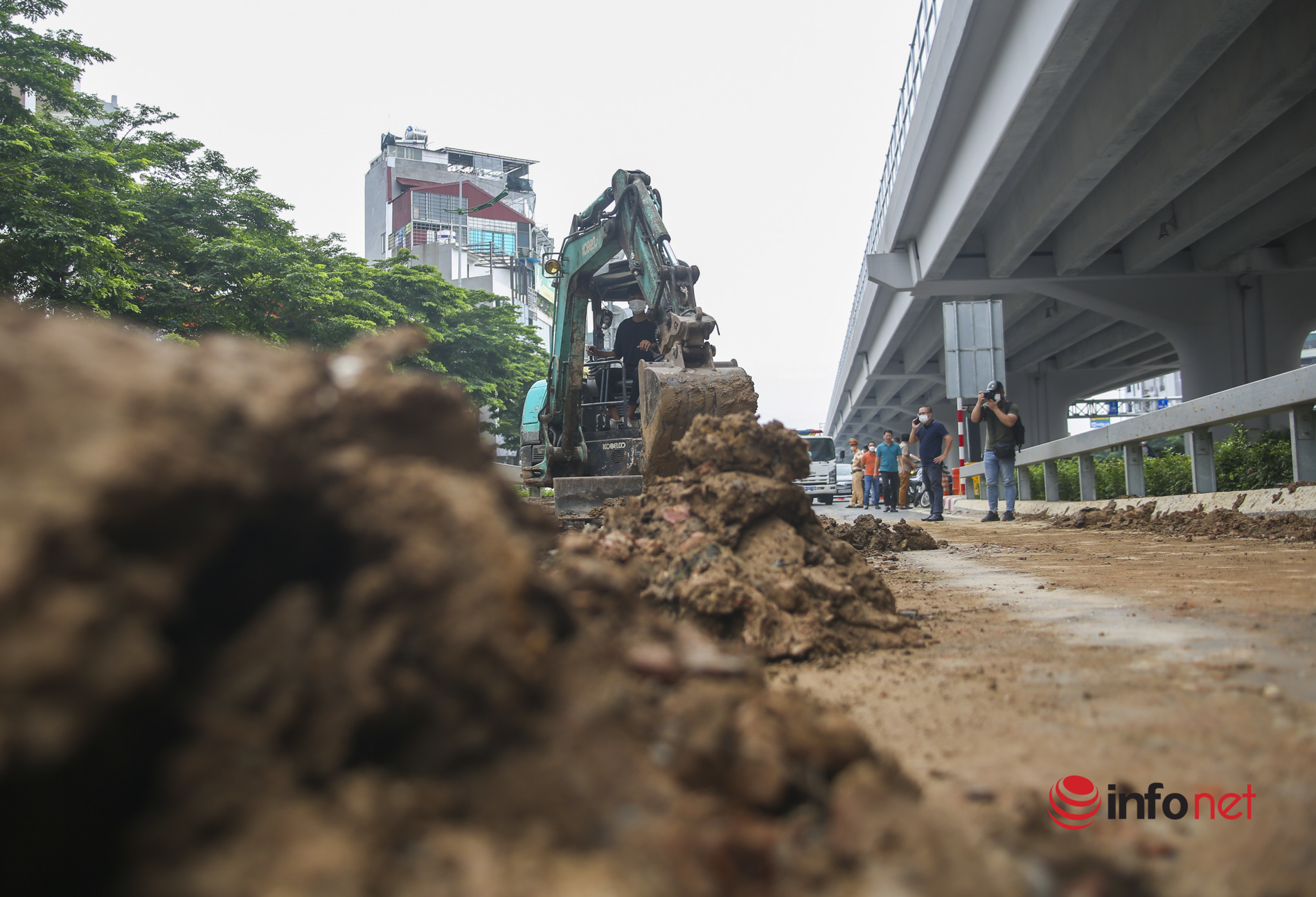Hanoi: Scattered soil and stones flooded the way to the ring road 3 on high