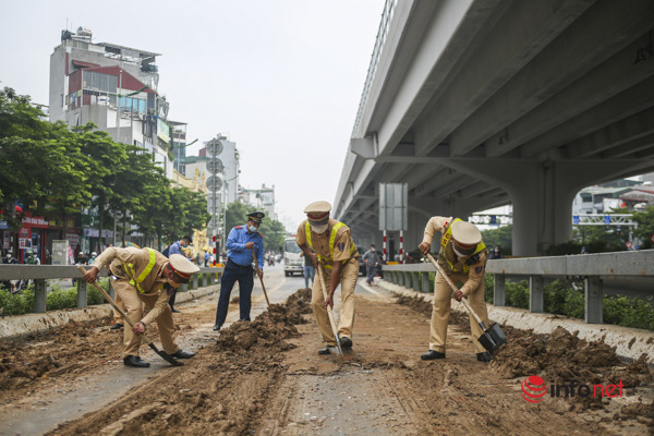 Hanoi: Soil and rock are scattered into “mountains” at the entrance to Ring Road 3 on high