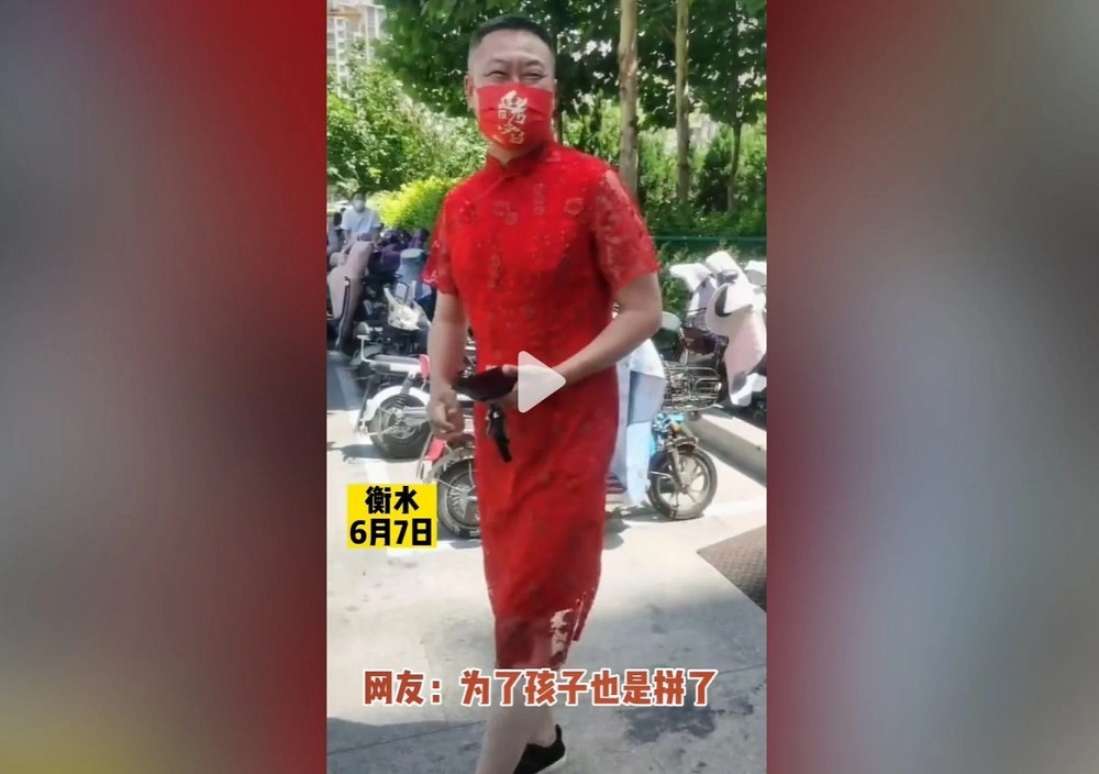 Đàn ông Trung Quốc đua nhau mặc sườn xám cổ vũ sĩ tử thi Đại học