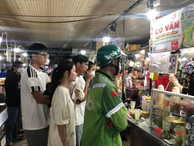 Avocado ice cream stall is located deep in the market, selling more than a thousand cups every day, customers waiting in line to eat