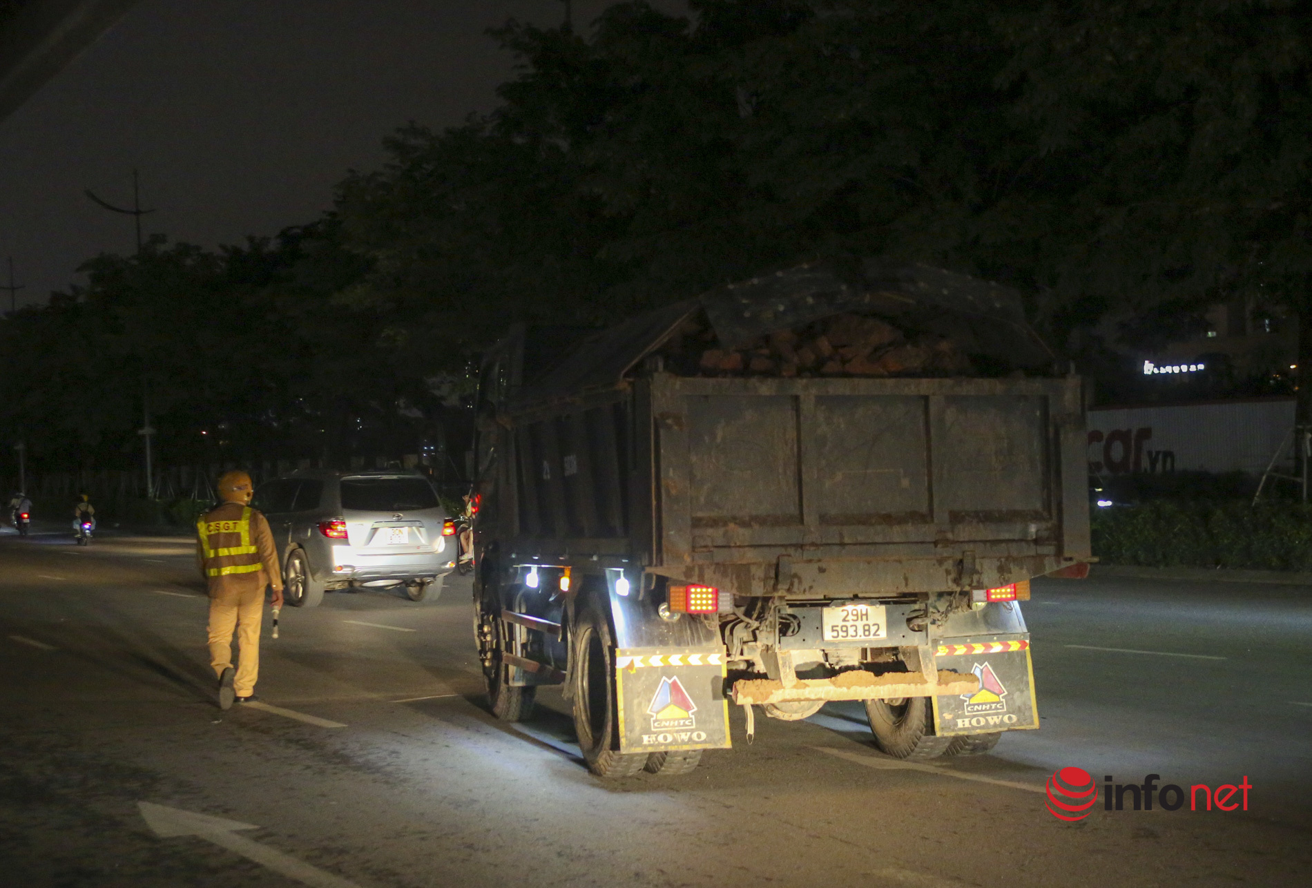 Hanoi: Thoroughly sanctioning overloaded trucks that drop construction materials on the road