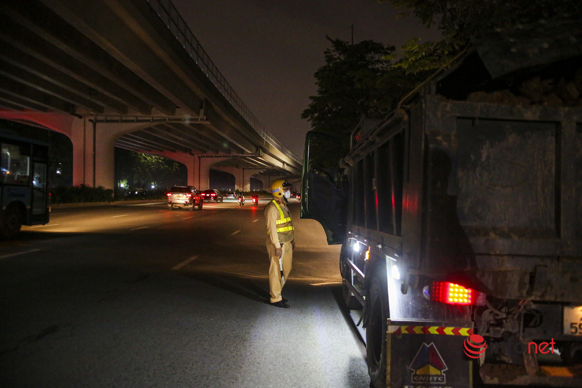 Hà Nội: Thông đêm xử phạt xe chở quá tải làm rơi vãi vật liệu xây dựng xuống đường