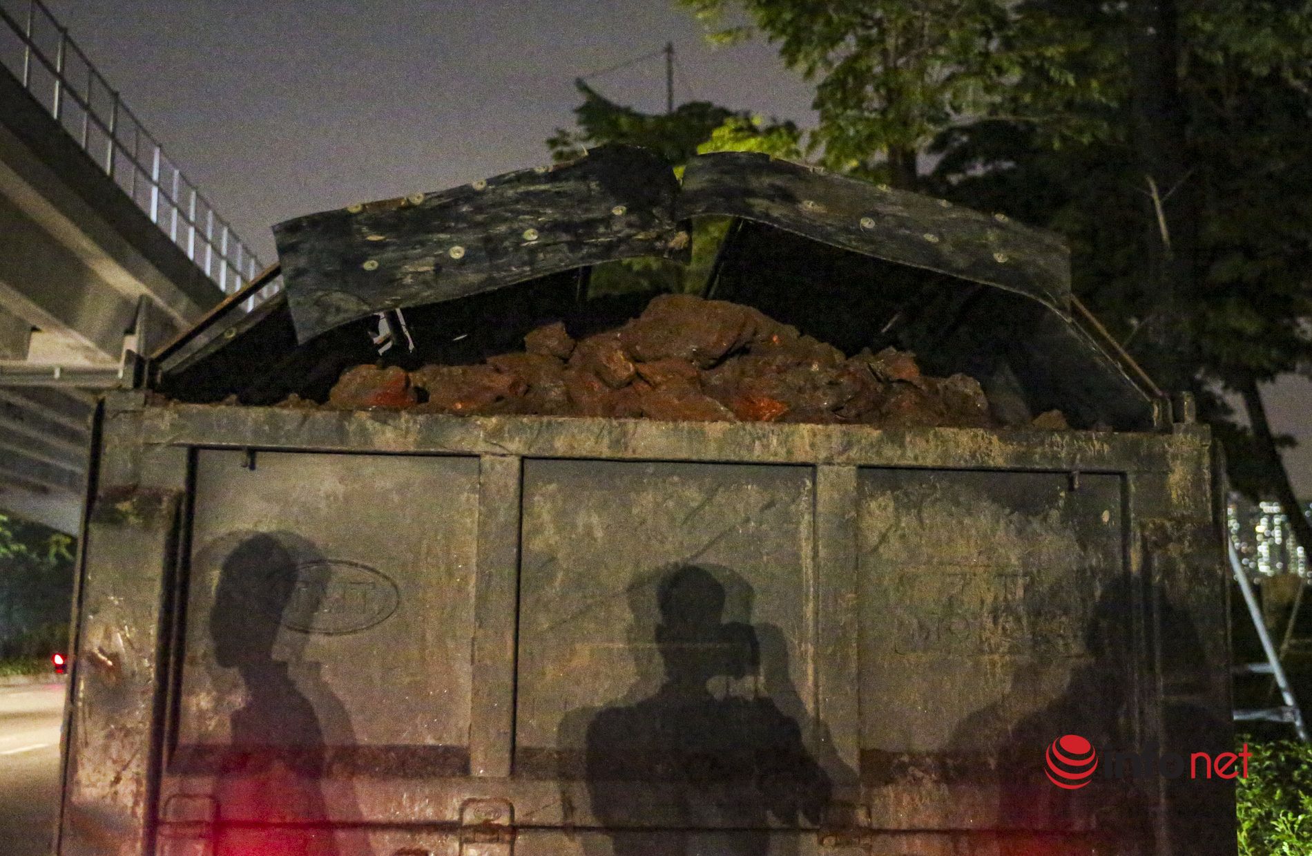 Hà Nội: Thông đêm xử phạt xe chở quá tải làm rơi vãi vật liệu xây dựng xuống đường