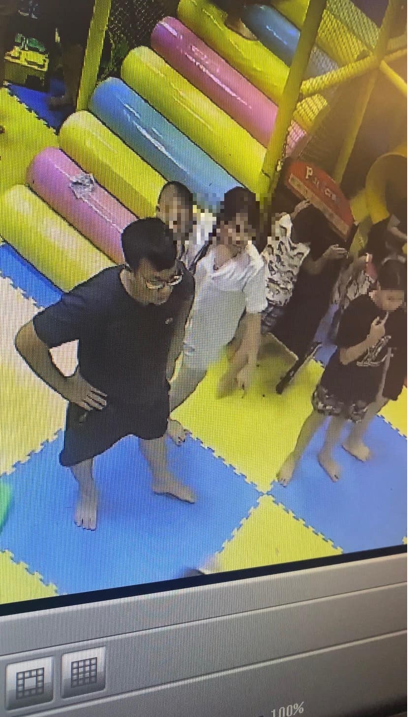 Phẫn nộ người đàn ông đánh bé gái 4 tuổi trong khu vui chơi ở Hà Nội: Bố cháu bé đã  gửi clip rõ mặt cho công an