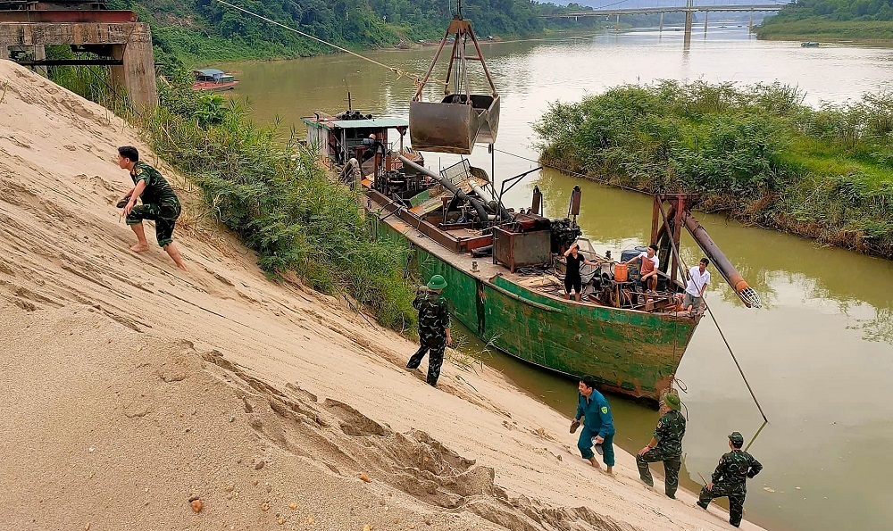 Nghệ An: Tiêu hủy quả bom 'khủng' hơn 300kg còn nguyên kíp nổ phát hiện dưới lòng sông