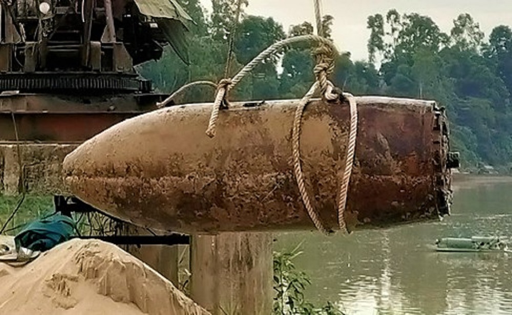 Nghệ An: Tiêu hủy quả bom 'khủng' hơn 300kg còn nguyên kíp nổ phát hiện dưới lòng sông