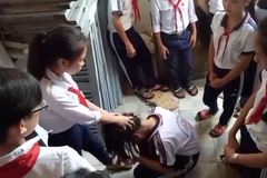 'Bóng ma' bạo lực học đường: Nữ sinh sợ tới trường vì bị nhóm bạn lôi vào nhà vệ sinh nam