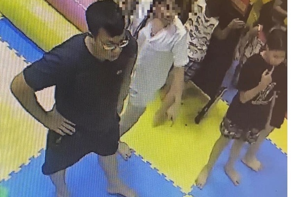 The man who beat a 4-year-old boy at Linh Dam amusement park, Hanoi admitted to being a thug