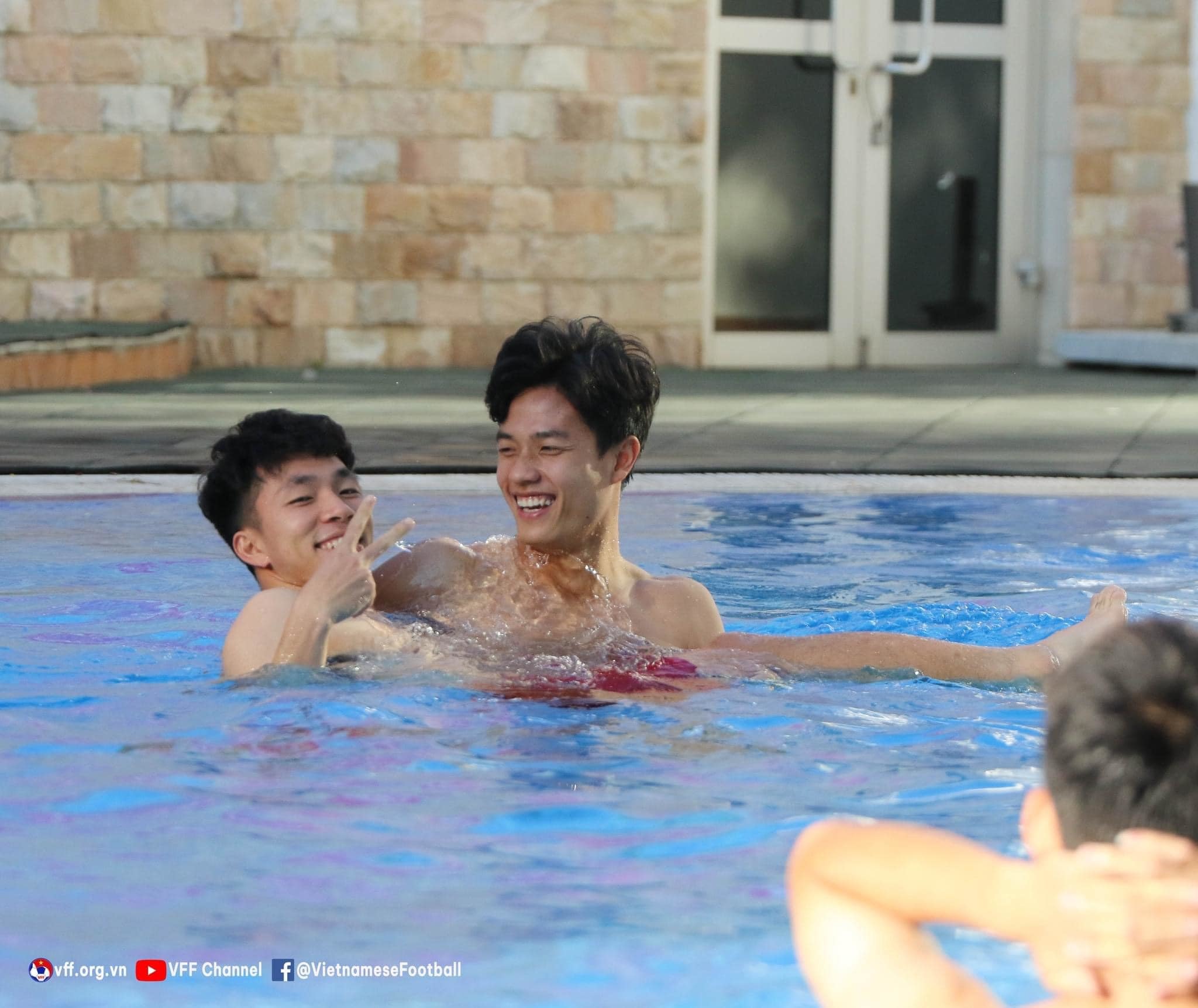 Hot boy U23 Việt Nam Lương Duy Cương khoe body 'cực phẩm' ở bể bơi
