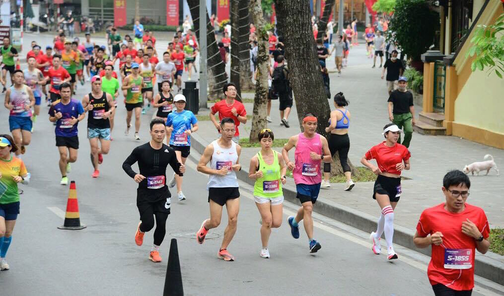 Runner bất ngờ ngã gục trên đường đua marathon, Giám đốc BV Thể thao cảnh báo sai lầm 'chết người'