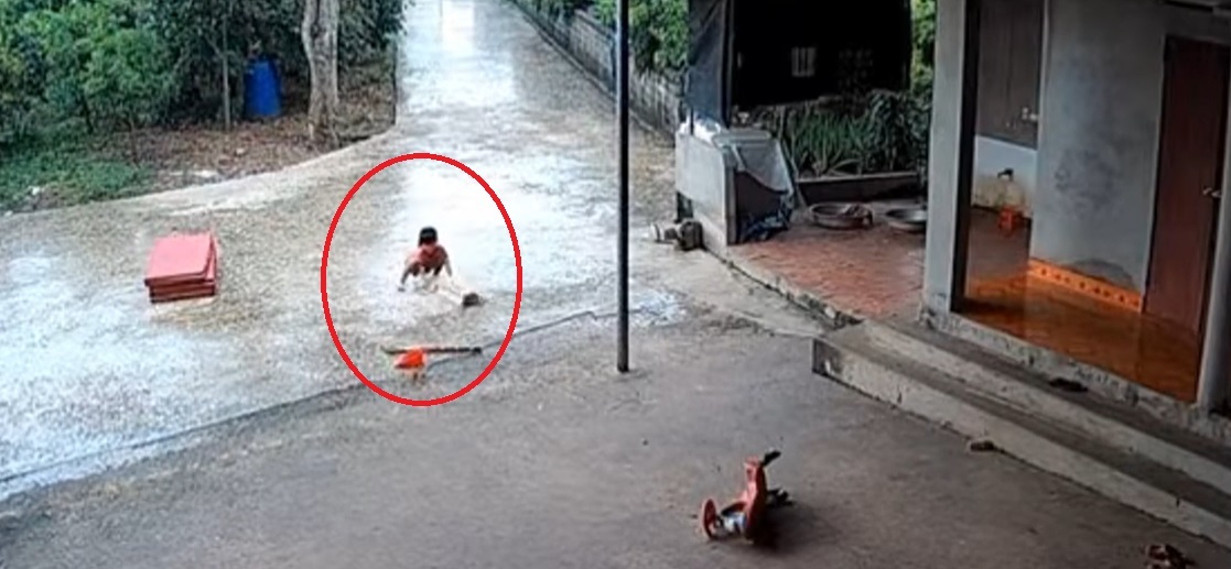 Bé gái đội mưa hì hục giúp mẹ ‘chạy’ đồ đang phơi ở sân khiến ai nhìn cũng cảm phục