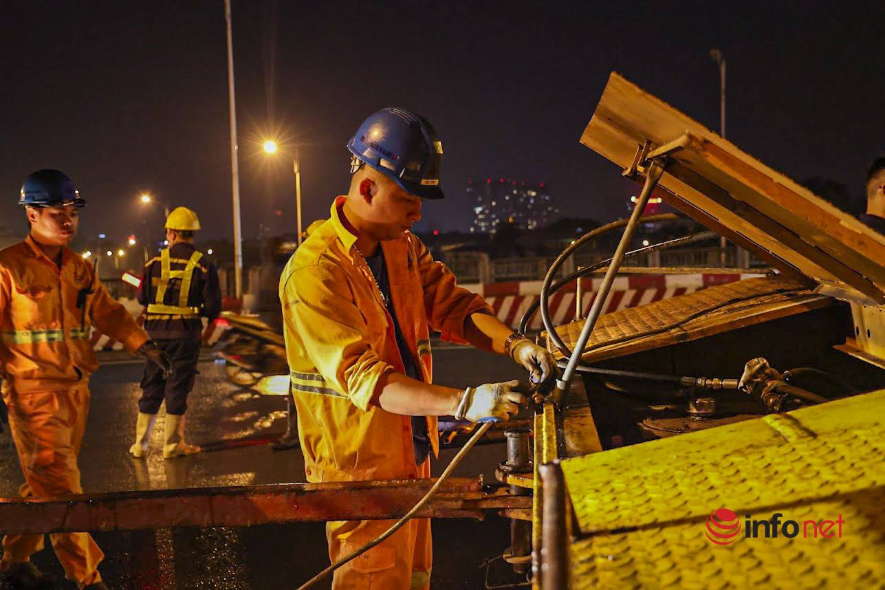 Hà Nội: Công nhân xuyên đêm, đội mưa vận chuyển dầm cầu Vĩnh Tuy 2