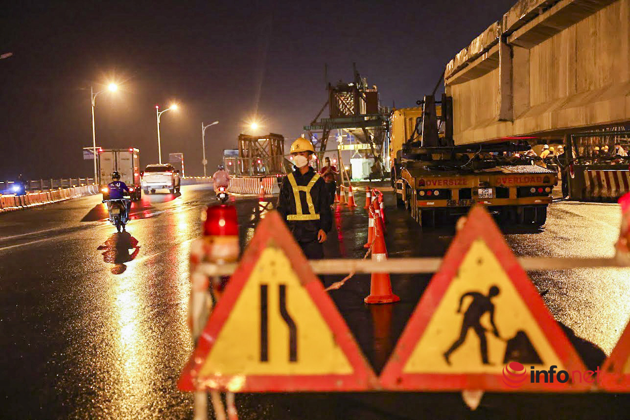 Hà Nội: Công nhân xuyên đêm, đội mưa vận chuyển dầm cầu Vĩnh Tuy 2
