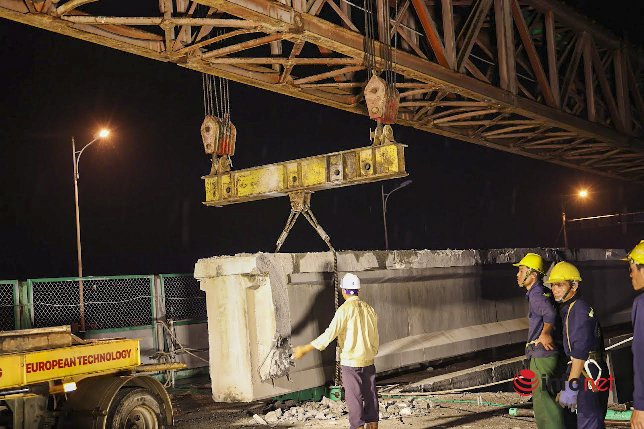 Hà Nội: Xe siêu trọng chuyển dầm cầu Vĩnh Tuy nặng 68 tấn trong đêm, hạn chế người qua lại