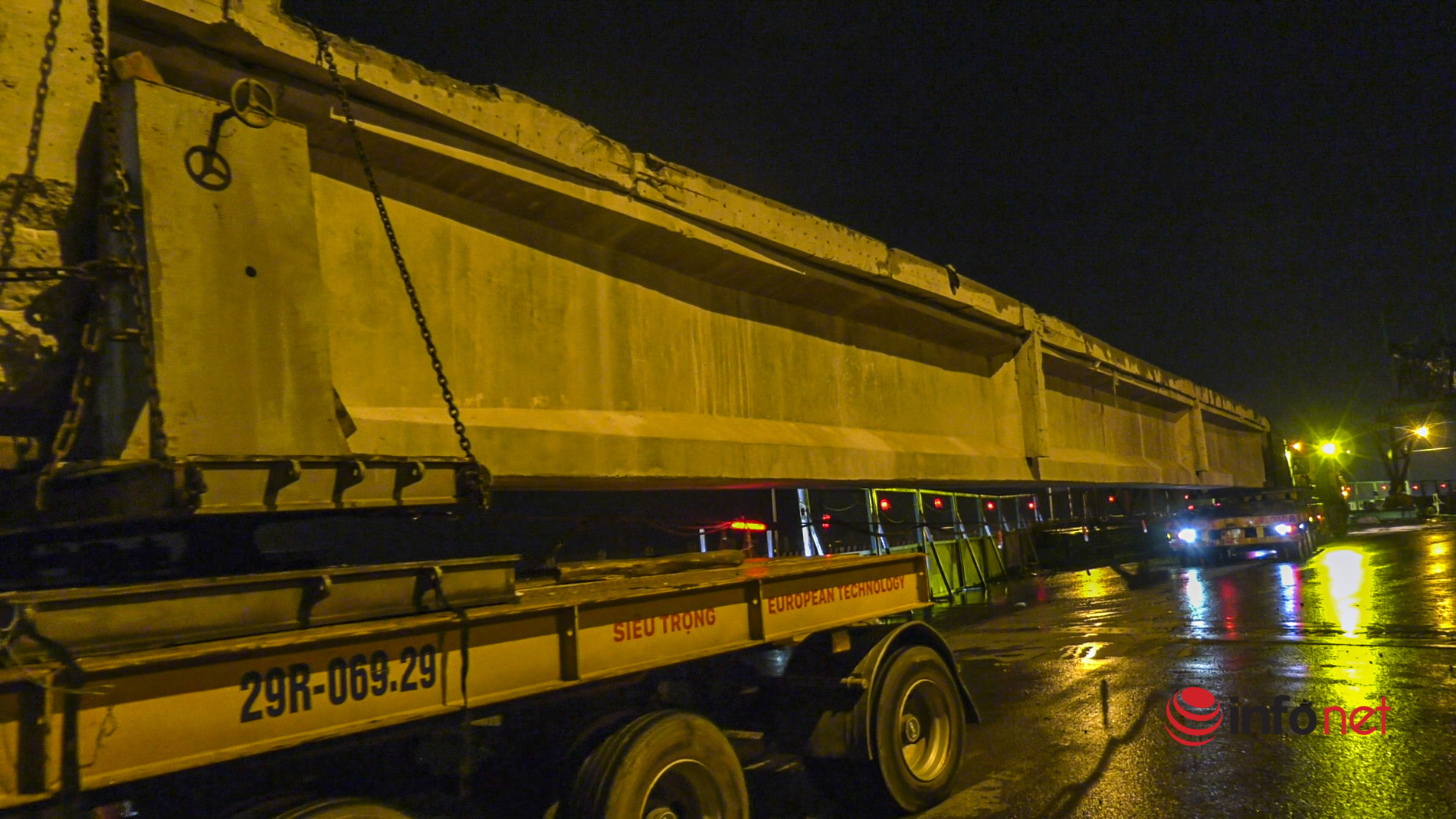 Hà Nội: Xe siêu trọng chuyển dầm cầu Vĩnh Tuy nặng 68 tấn trong đêm, hạn chế người qua lại