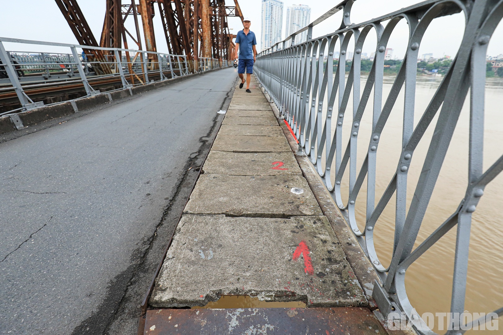 'Ngó lơ' biển cấm, người dân vô tư đi bộ trên cầu Long Biên