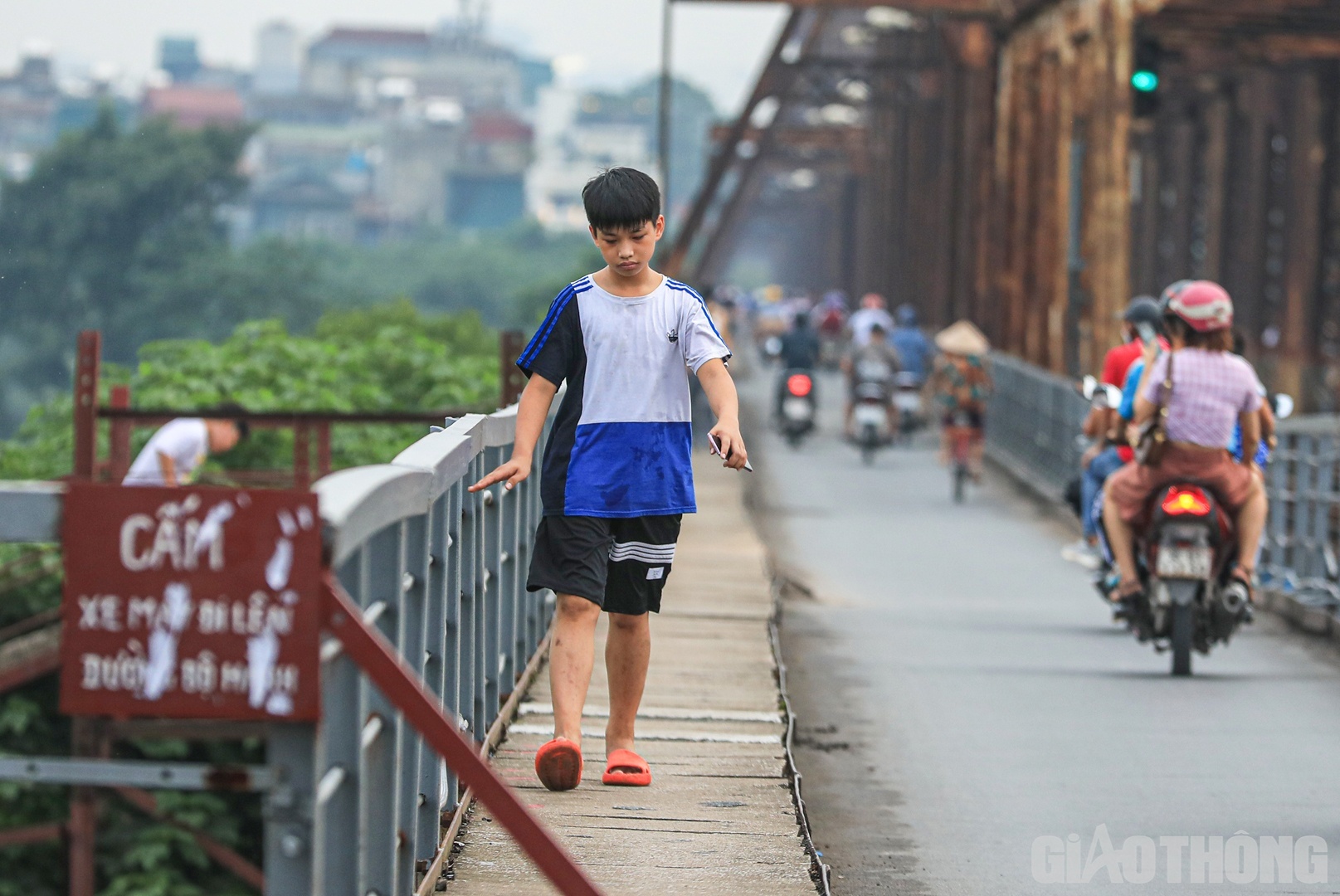 Cầu Long Biên,biển cấm,đi bộ,xuống cấp,Hà Nội