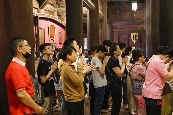 Sỹ tử đến Văn Miếu xin chữ, cầu may trước kỳ thi vào lớp 10: Số báo danh, bút, máy tính... được đưa vào lễ
