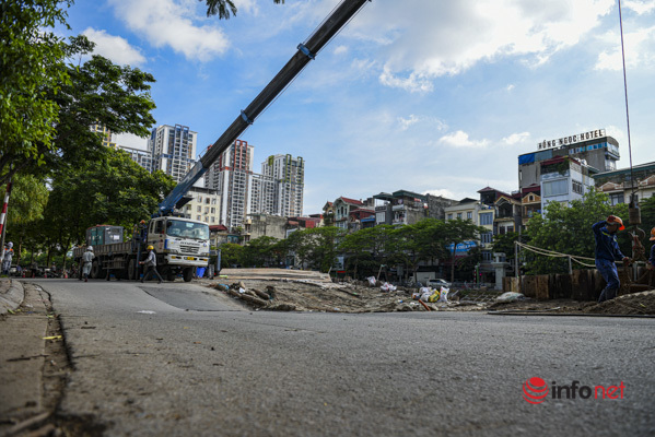 Hà Nội: Xuất hiện hố sụt lún, kéo cả mảng đường sập nghiêng trên đường Vũ Tông Phan