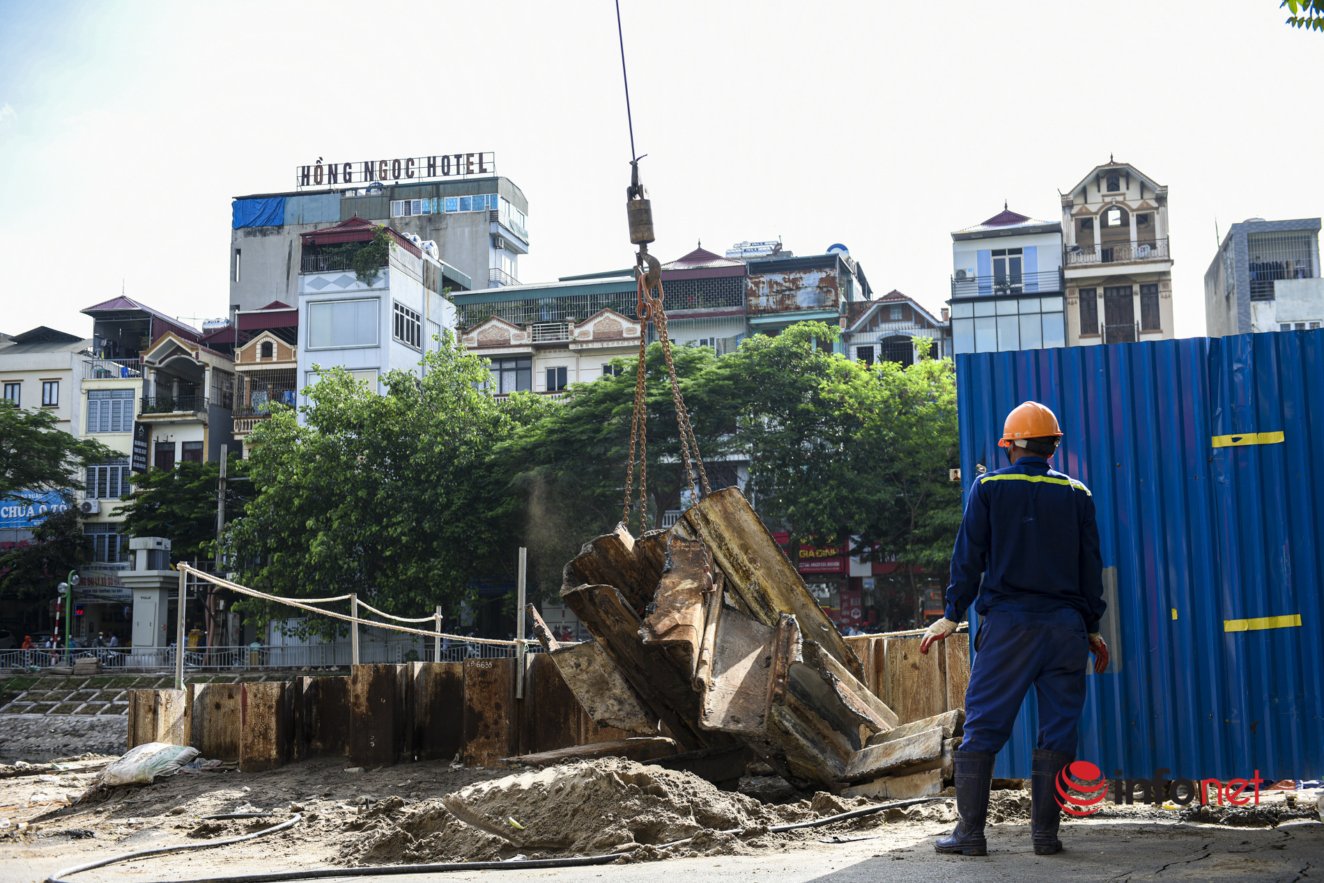 Hà Nội: Bất ngờ sụt lún sâu đến 1 mét trên đường Vũ Tông Phan