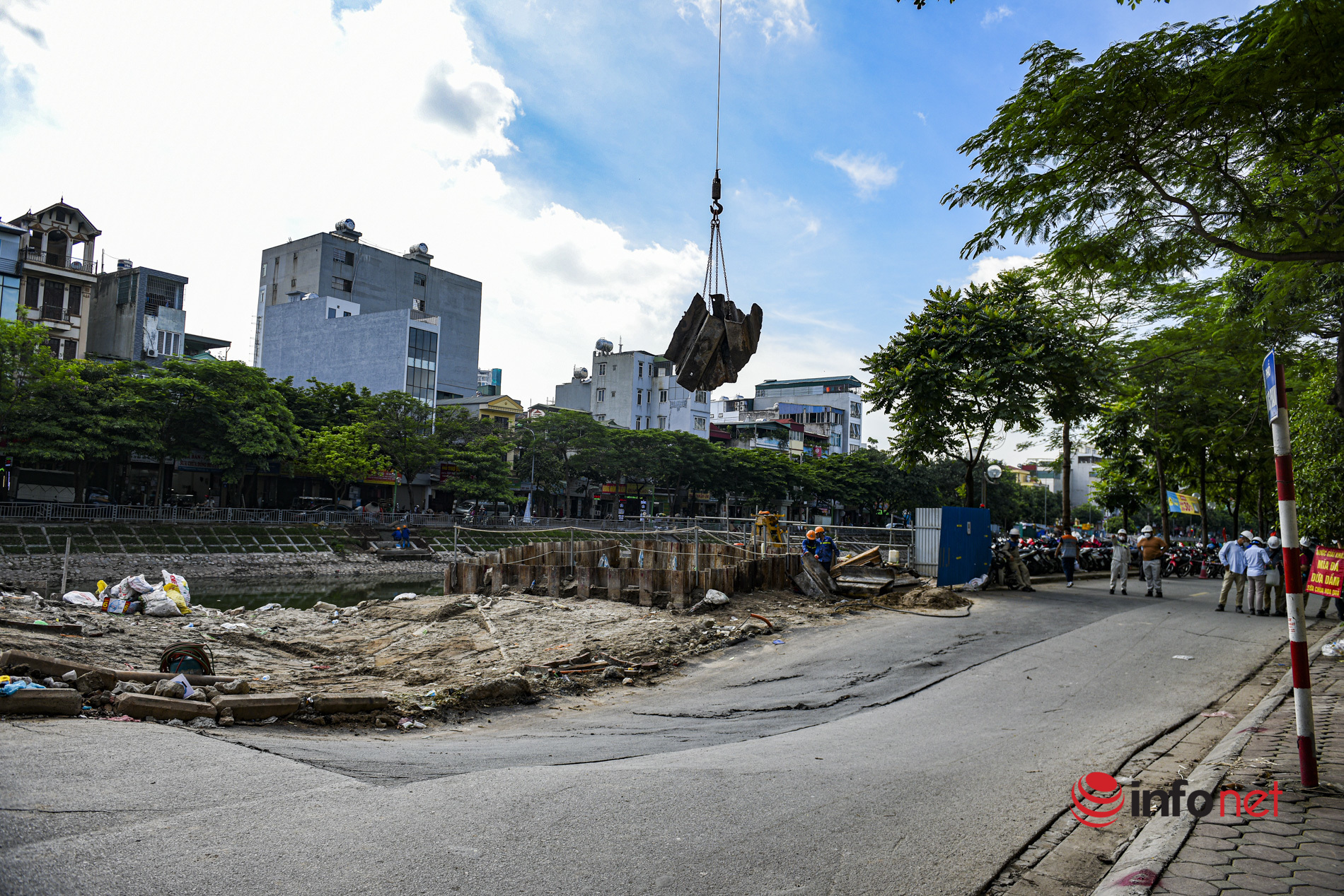 Hà Nội: Bất ngờ sụt lún sâu đến 1 mét trên đường Vũ Tông Phan