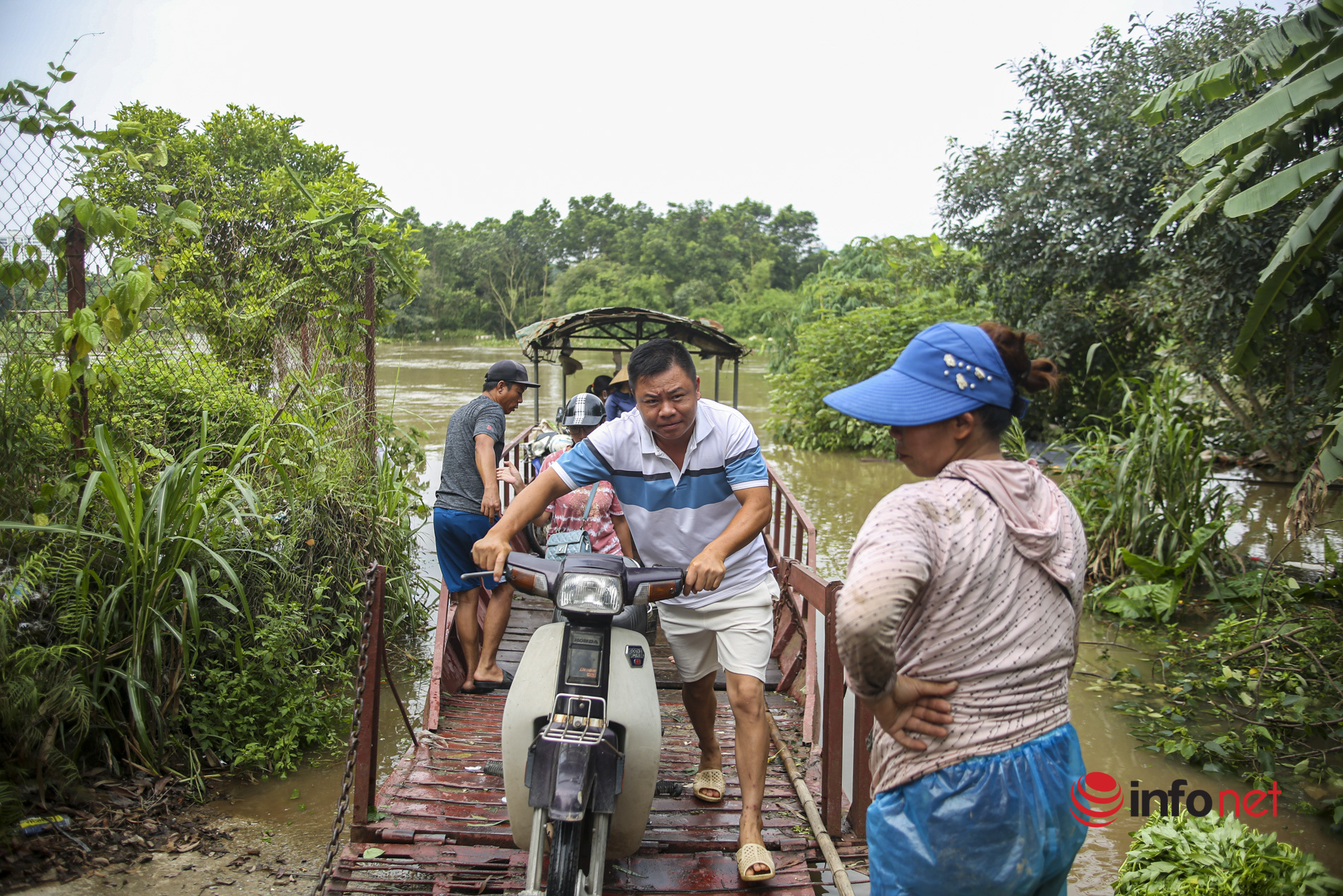 Hà Nội mưa liên tục, nhà ven sông Hồng ngập tới nóc, người dân thót tim đi đò qua đường