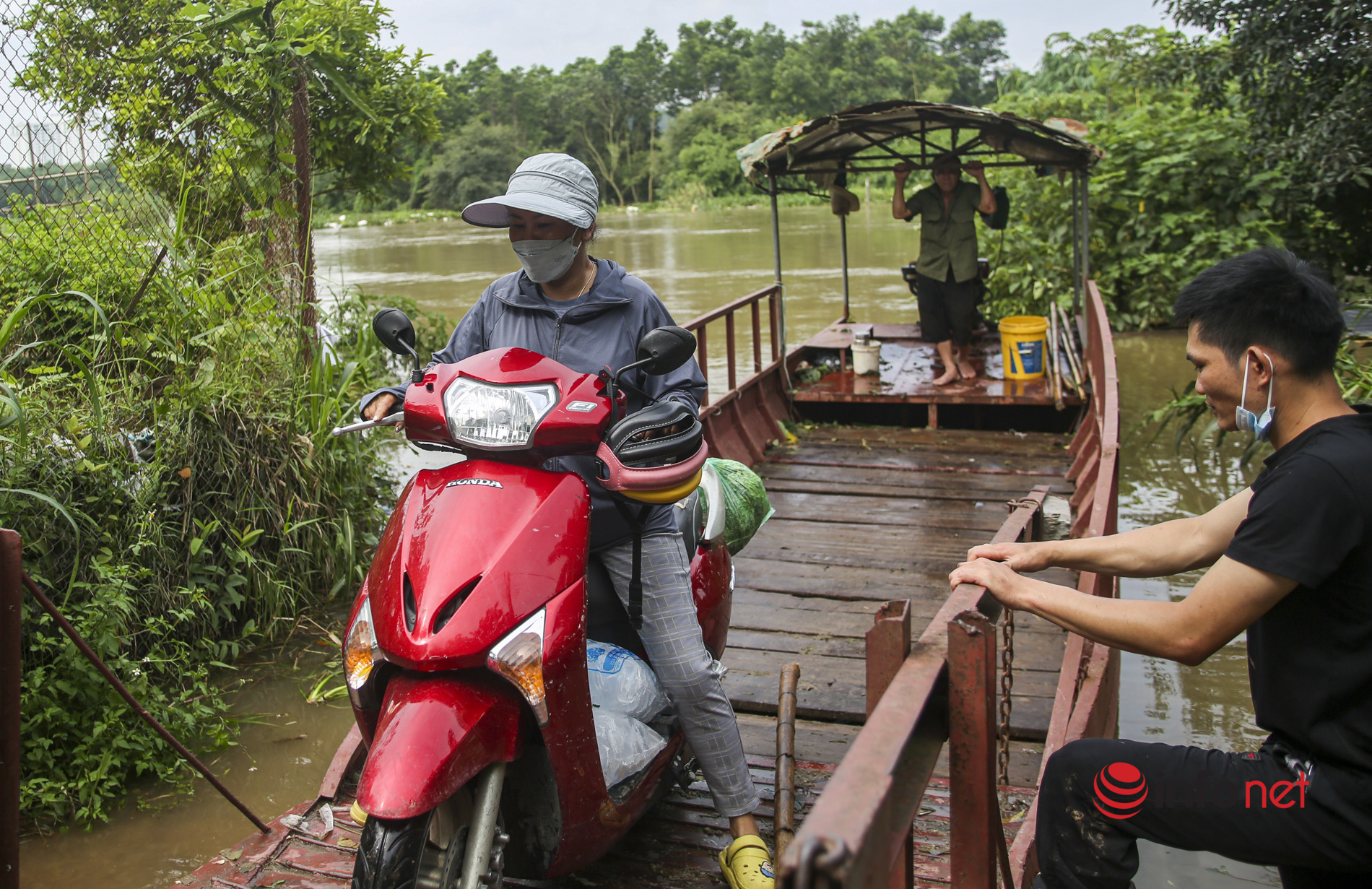 Hà Nội mưa liên tục, nhà ven sông Hồng ngập tới nóc, người dân thót tim đi đò qua đường
