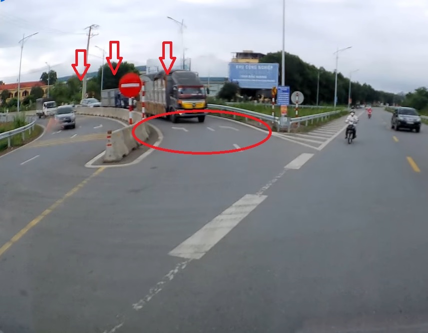 Hàng loạt ô tô xe máy chạy ngược chiều ở Bắc Giang khiến dân mạng phẫn nộ